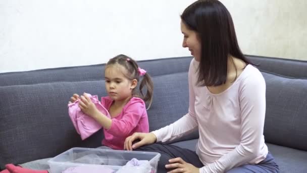 Madre e hija desempacando cajas en casa — Vídeo de stock