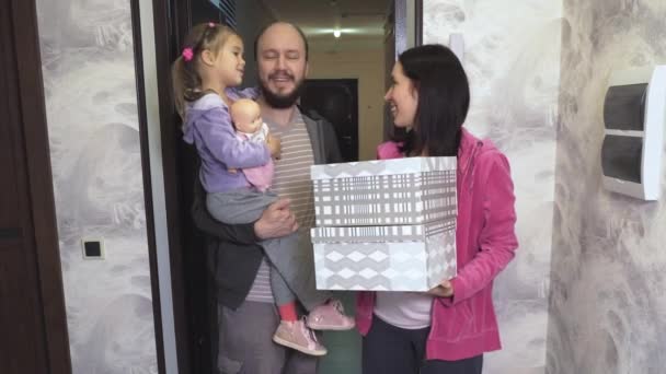 Rodina s kartonové krabice na stěhování do nového domova