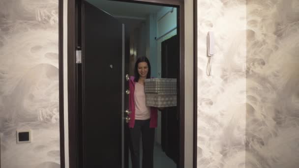 Mujer joven mudarse a una nueva casa — Vídeos de Stock