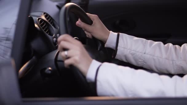 Gros plan de la jeune belle femme assise dans le siège du conducteur de la voiture — Video