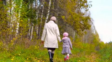 Küçük kız ve yürüme gumboots kadın