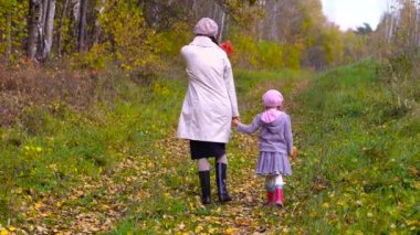 Küçük kız ve yürüme gumboots kadın