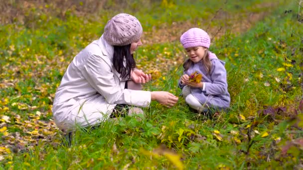 Madre e hija en el parque de otoño — Vídeos de Stock