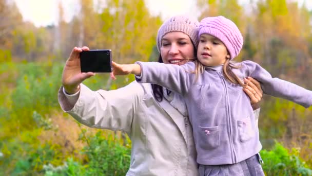 Μητέρα και κόρη λήψη Αυτοπροσωπογραφία σε smartphone — Αρχείο Βίντεο