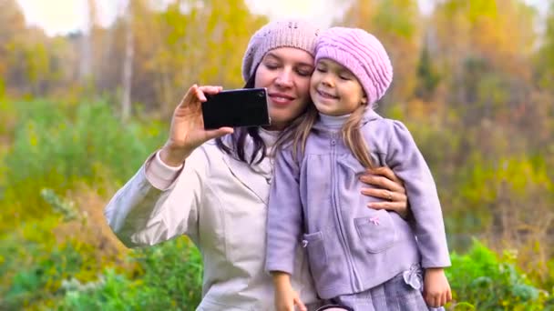 Mor och dotter att ta självporträtt på smartphone — Stockvideo