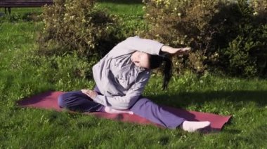 Parkta gerinen bir kadın.