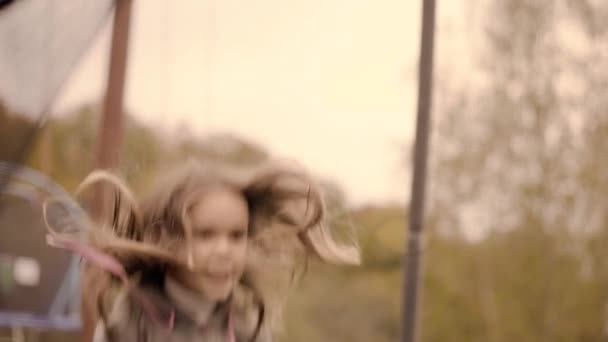 Mädchen springt auf einem Trampolin — Stockvideo