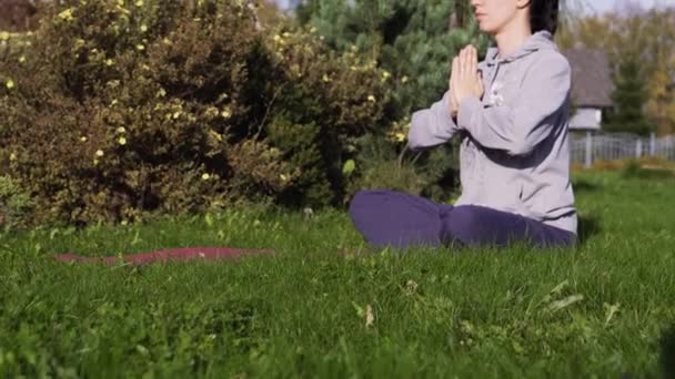Mujer bonita haciendo ejercicios de yoga — Vídeo de stock