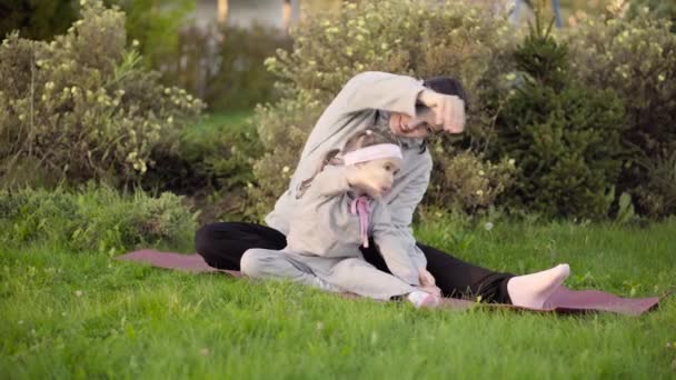 公園で母と娘のトレーニング — ストック動画