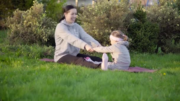 Mor och dotter utbildning i parken — Stockvideo