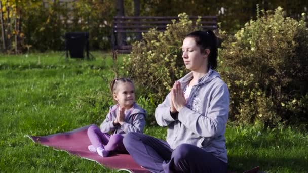 Mother and daughter meditating together — Stock Video