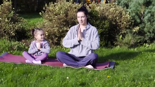Мать и дочь медитируют вместе — стоковое видео