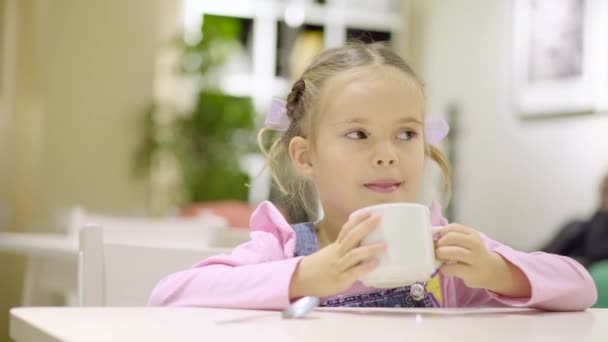 Schattig klein meisje het drinken van thee — Stockvideo