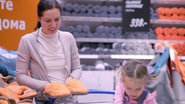 Mère faisant du shopping avec sa petite fille — Video
