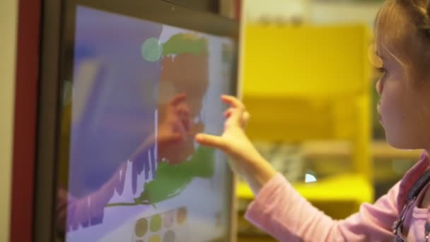 Meisje trekt op interactieve whiteboard — Stockvideo