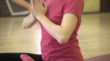 Yoga mat yaparken kadın