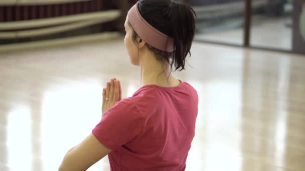 Mujer haciendo yoga en la alfombra — Vídeos de Stock