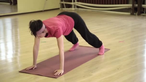 Mujer feliz haciendo ejercicios de fitness en una alfombra — Vídeos de Stock