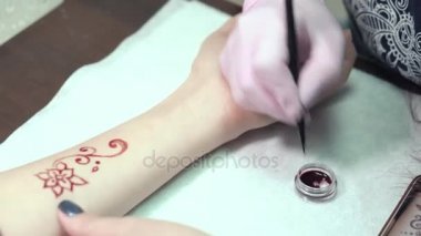 Kadınlar ellerine kına dövme uygulamak sanatçı