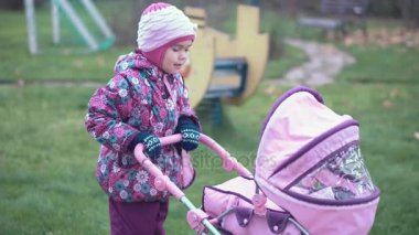 Küçük kız bebek arabası rulo