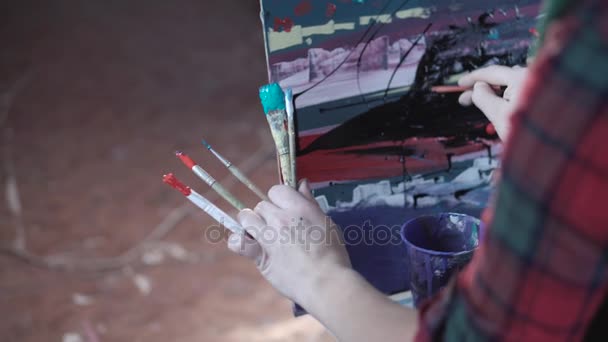 Artista mujer pintura cuadro en estudio — Vídeos de Stock