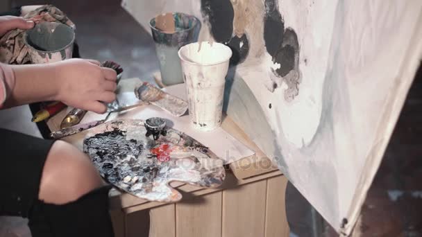 Жіночий художник малює картину в студії — стокове відео