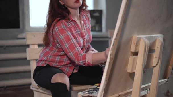 Artista mujer pintura cuadro en estudio — Vídeos de Stock