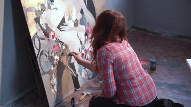 Картина художницы в студии — стоковое видео