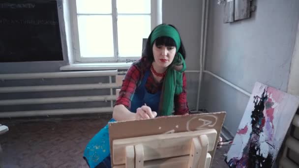 Kvinnlig artist målning bild i studio — Stockvideo