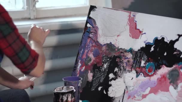 スタジオで絵を描いている女性アーティスト — ストック動画