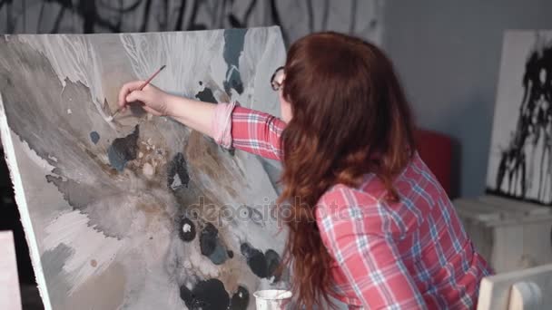 Artista mujer pintura cuadro en estudio — Vídeos de Stock