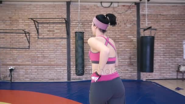 Attraktiva kaukasiska flicka kör i sport gym — Stockvideo