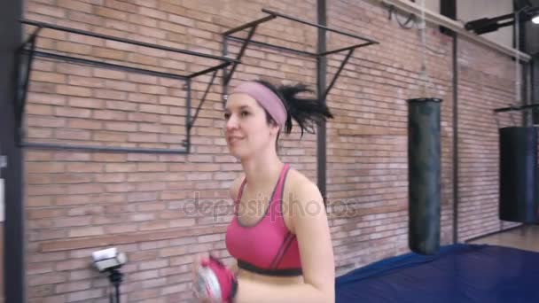 Atractiva chica caucásica corriendo en el gimnasio deportivo — Vídeos de Stock