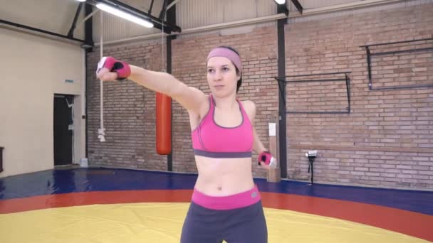 Женщина, занимающаяся кикбоксингом в спортзале — стоковое видео