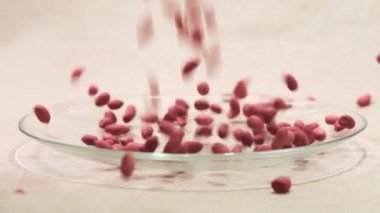 Cam kaseye yağan çiğ fıstık