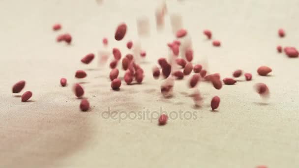 Keten kumaş üzerine yağan çiğ fıstık — Stok video