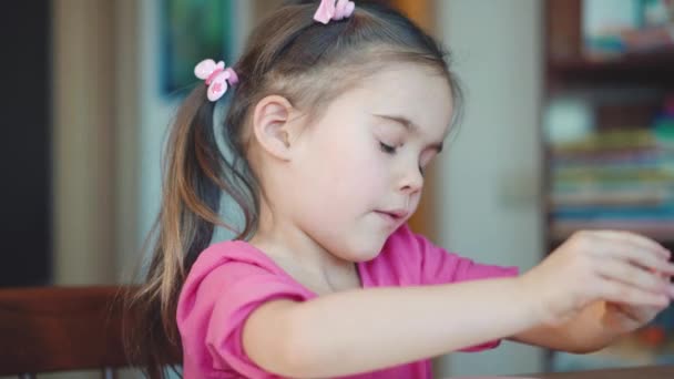 Menina desenha com lápis de cor na mesa — Vídeo de Stock