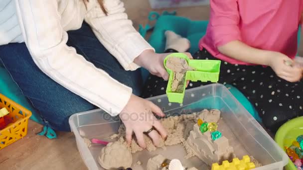 Zwei Mädchen spielen zu Hause mit kinetischem Sand — Stockvideo