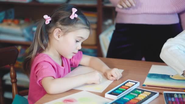 Fille dessine avec des crayons à la table — Video