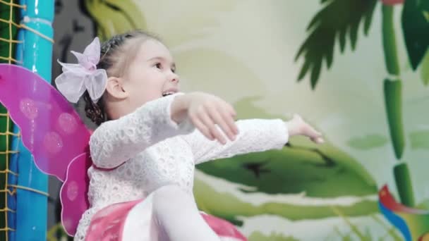 Anyja ad egy ajándék, hogy fiatal lánya — Stock videók