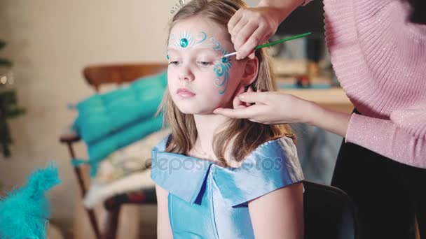 Pintor hace forma de mariposa en la cara de las niñas — Vídeos de Stock