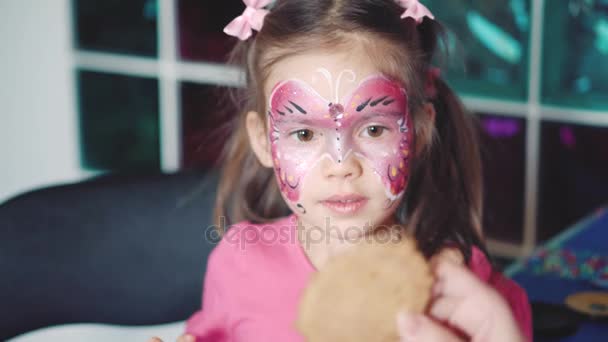 Little girl looks in the mirror — Stock Video