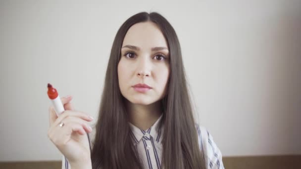Promyšlené mladá žena se značkou — Stock video