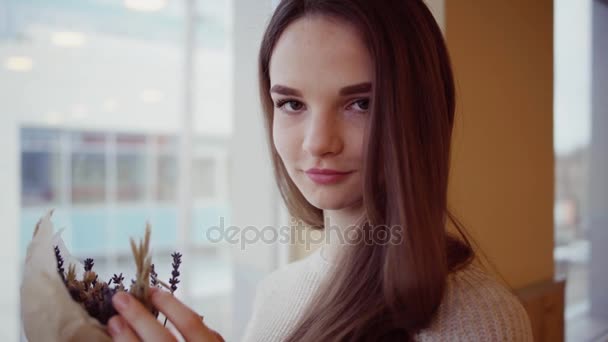 Menina bonita nova com um buquê de flor seca — Vídeo de Stock
