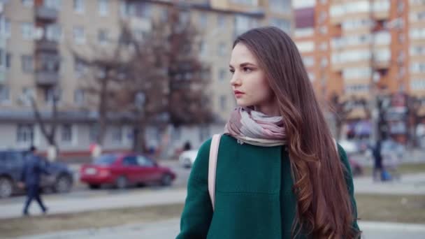Fiatal hosszú hajú barna nő a város egy utcai kabát — Stock videók