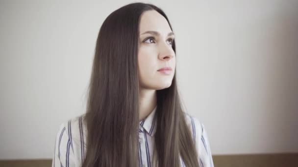 Nachdenkliche junge Frau mit Filzstift — Stockvideo