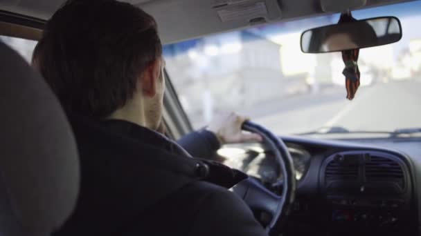 Szomorú, komoly ember vezetési autó — Stock videók
