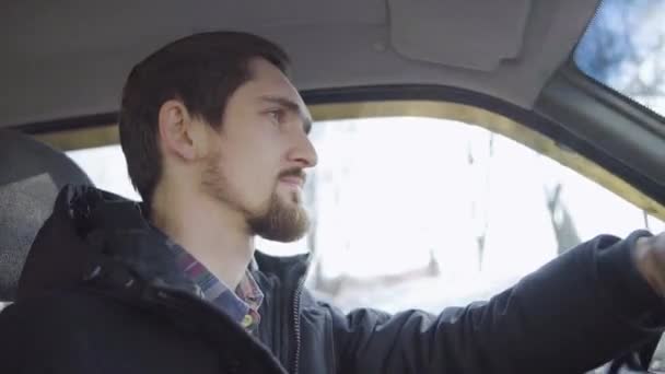 Üzgün ciddi adam sürüş araba — Stok video