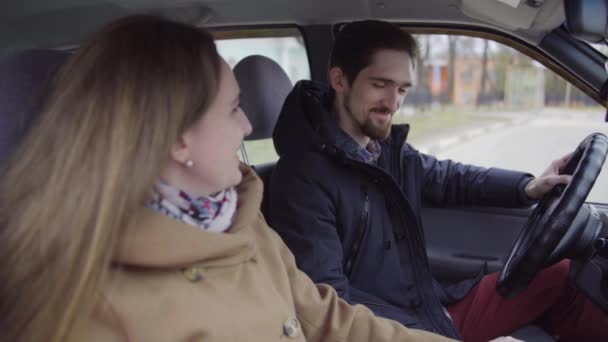 Junges Paar versöhnt sich im Auto — Stockvideo