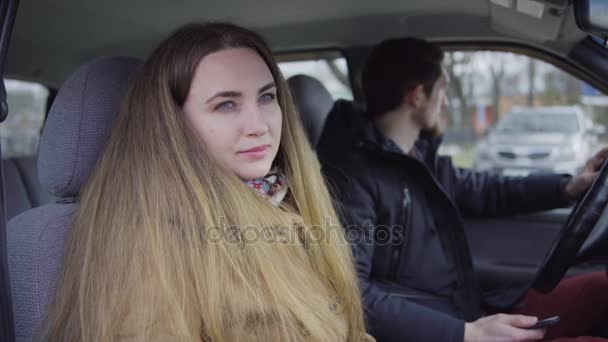 Pareja sentada en coche después de una pelea — Vídeo de stock